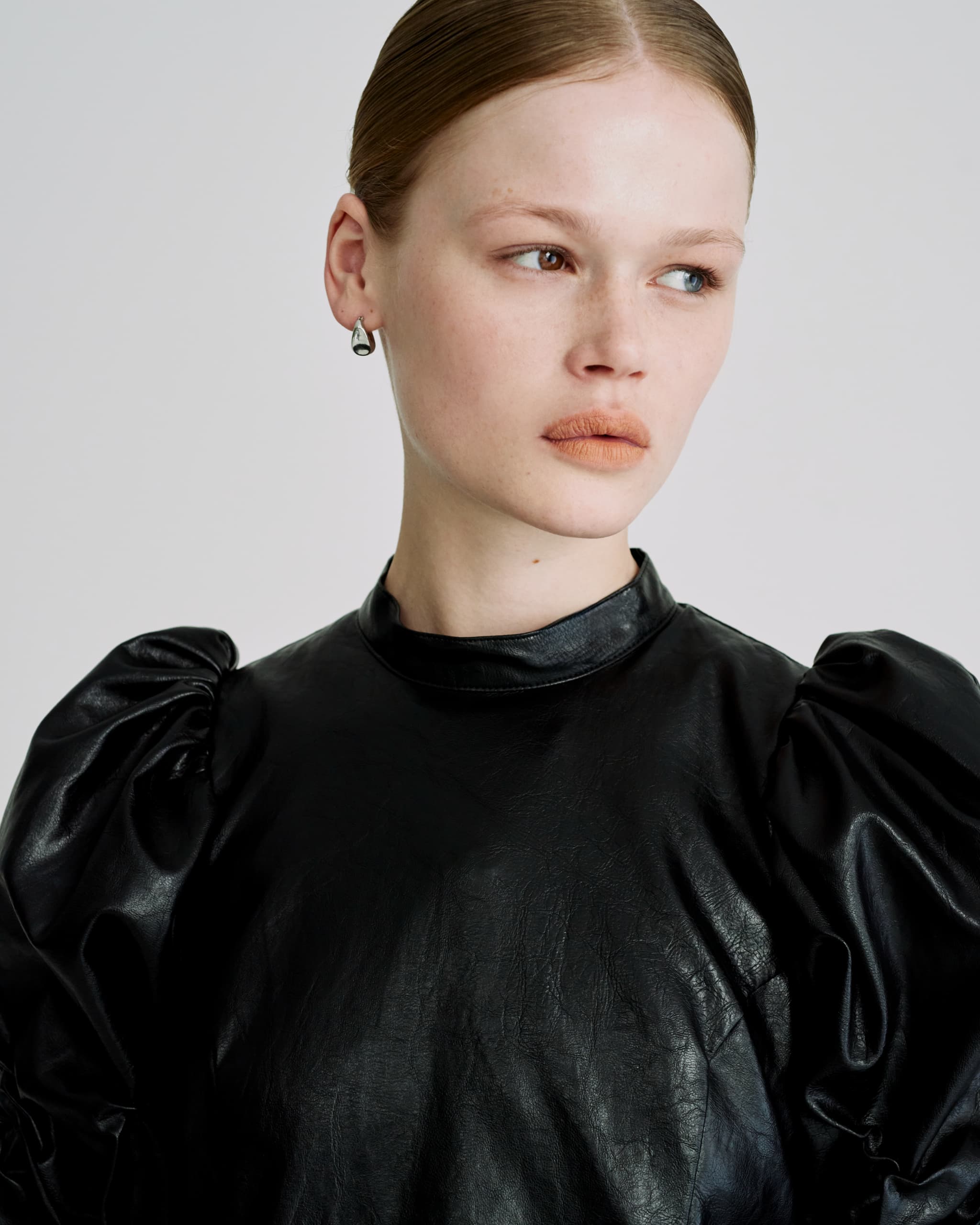 Standneck bubble sleeve dress - Black-leather