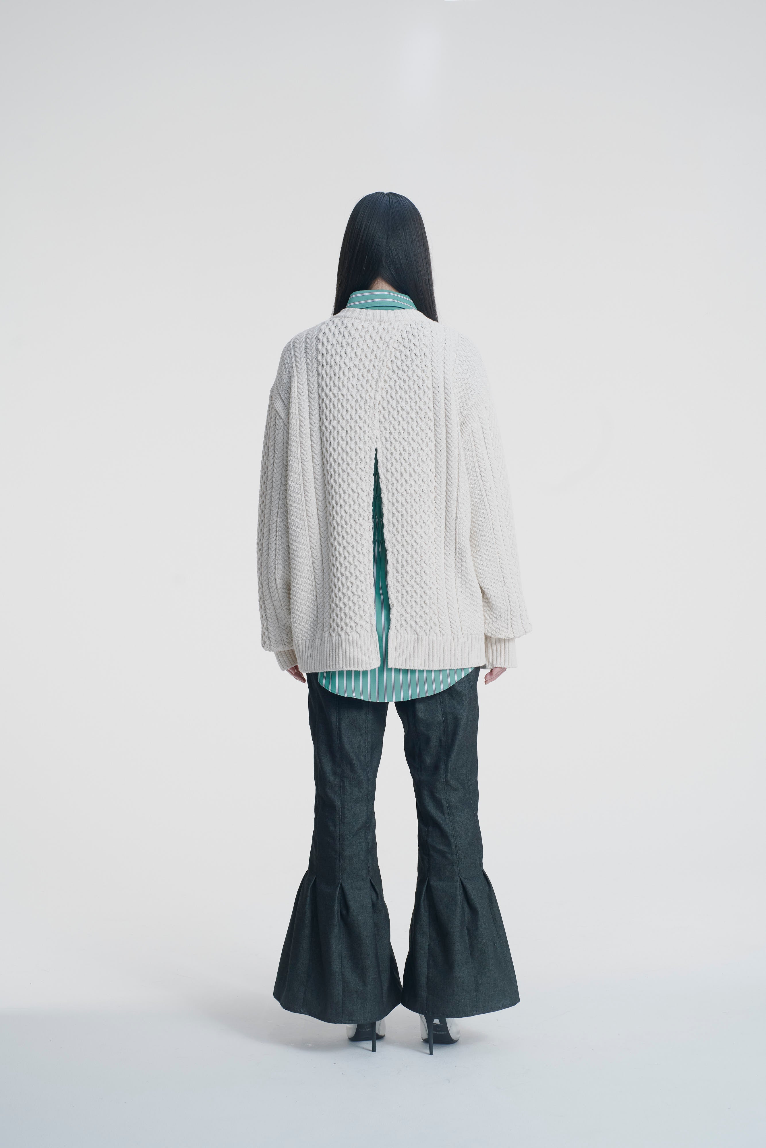 Back open aran knit - Ivory　October delivery