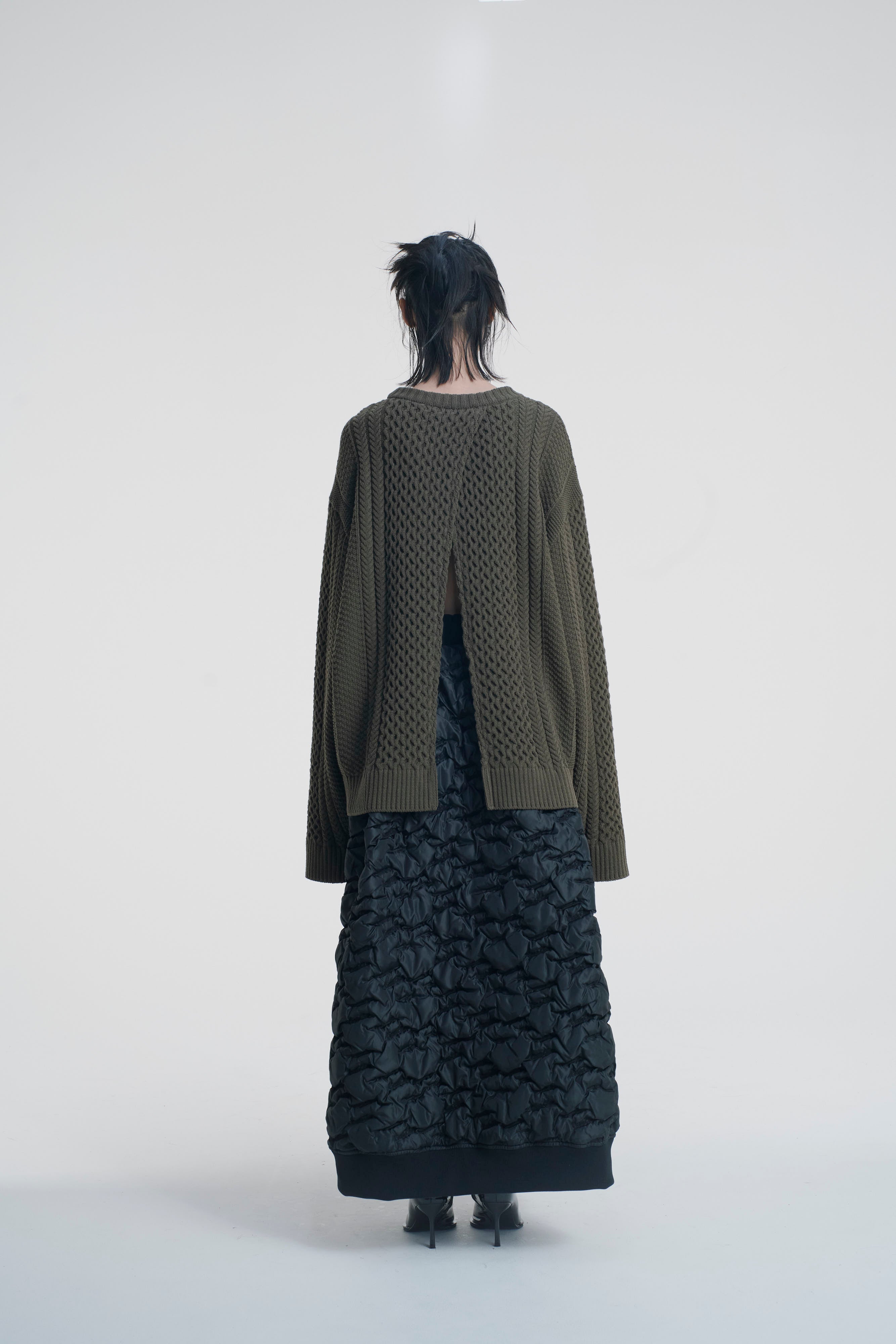 Back open aran knit - Khaki　October delivery