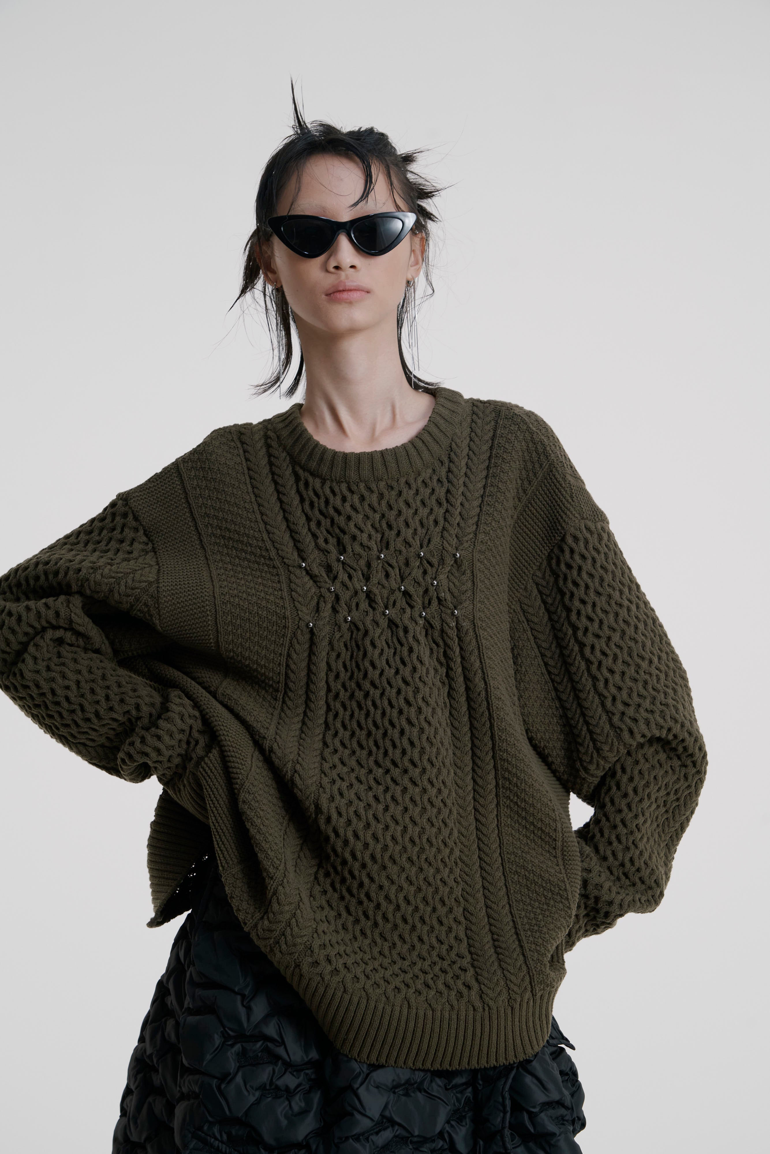 Back open aran knit - Khaki　October delivery