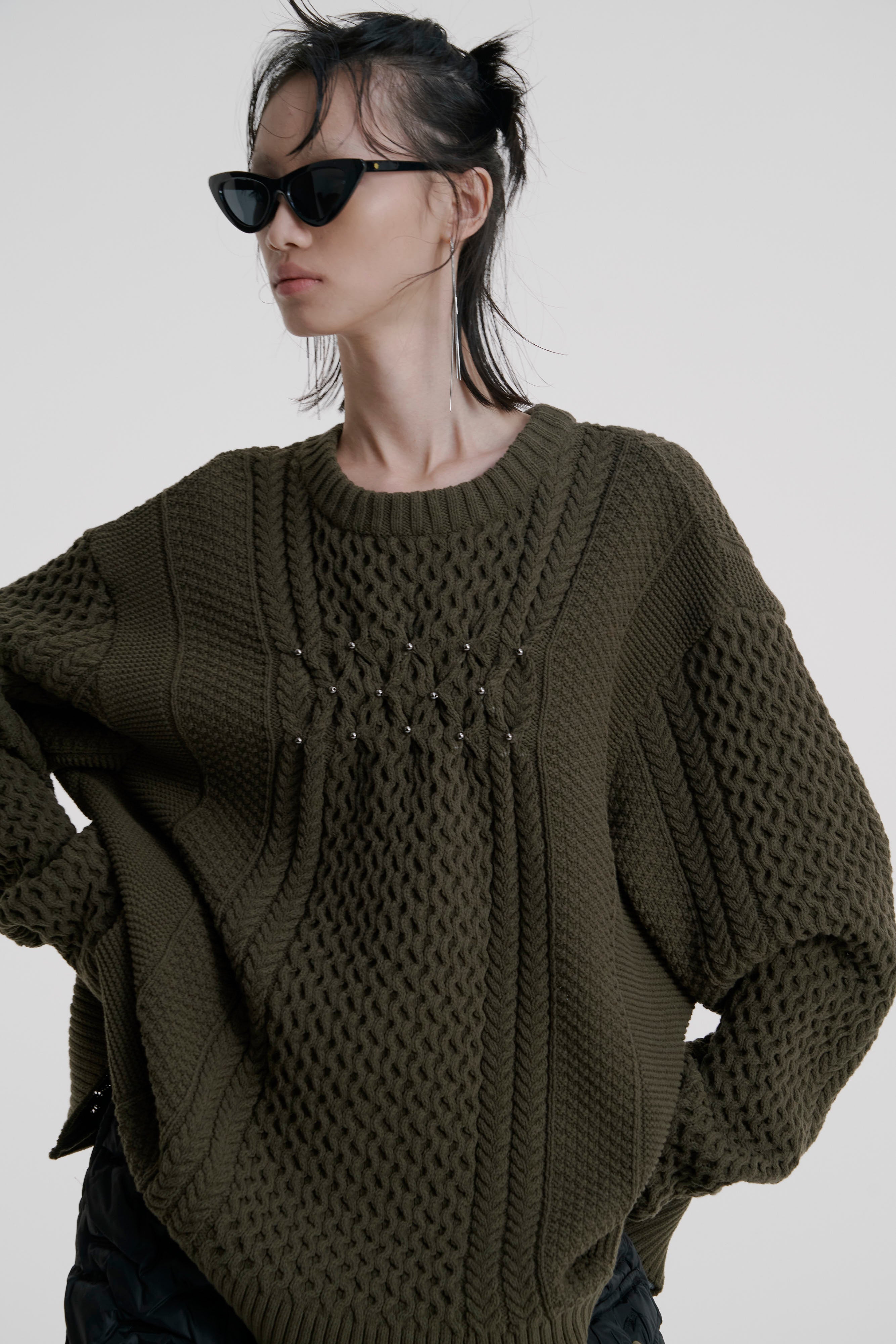 Back open aran knit - Khaki　October delivery